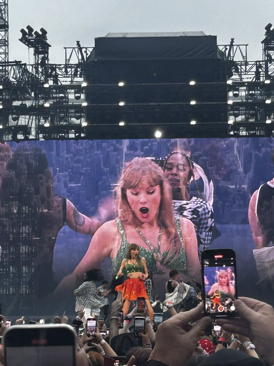 HonzEnnis's tweet photo. A week since The Best Day (with you @hayleykilgallon) #DublinTSTheErasTour https://t.co/zSU3iSZIjd