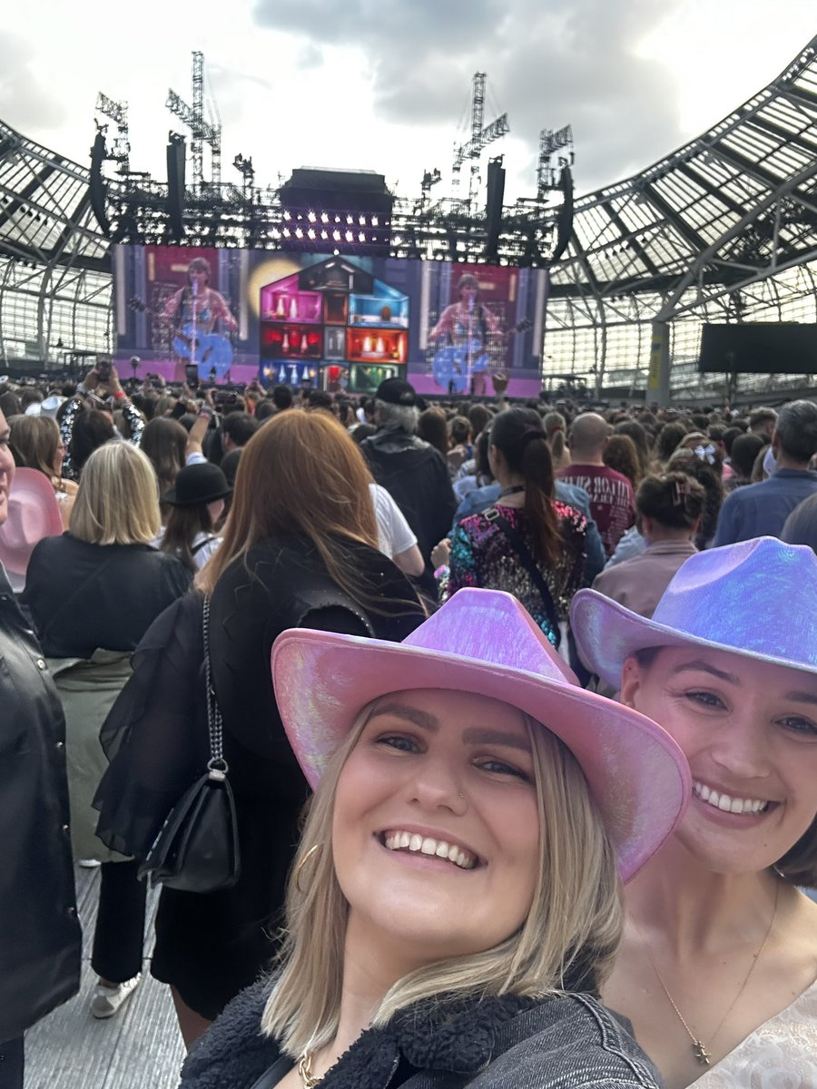 HonzEnnis's tweet photo. A week since The Best Day (with you @hayleykilgallon) #DublinTSTheErasTour https://t.co/zSU3iSZIjd