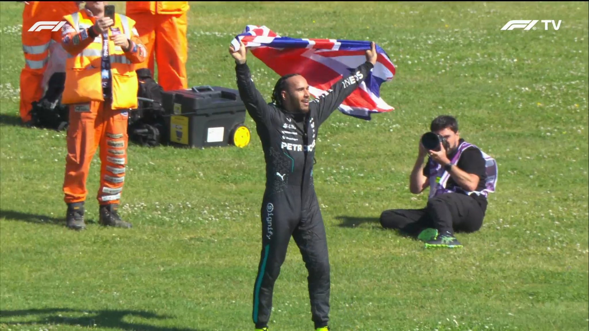 Lewis Hamilton 104. Formula 1 zaferini kutluyor!