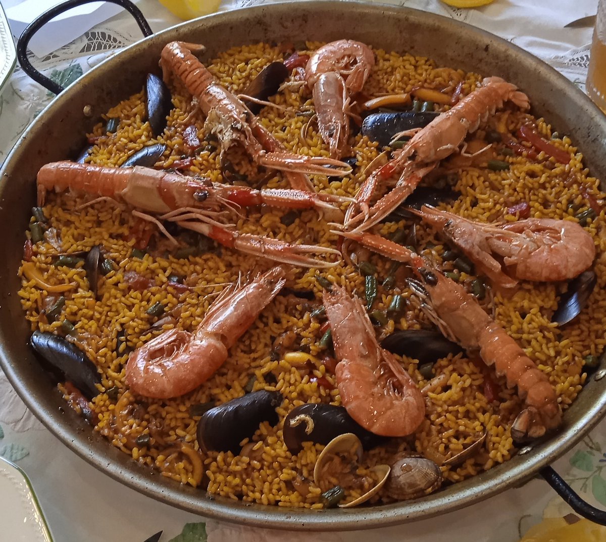 ripollvinyals's tweet photo. Que no es perdin les costums #diumenge #musclos #cloixes #paella 🥘 #miamiplatja 💦 #familia 🍀 https://t.co/TnaaGPQvnW