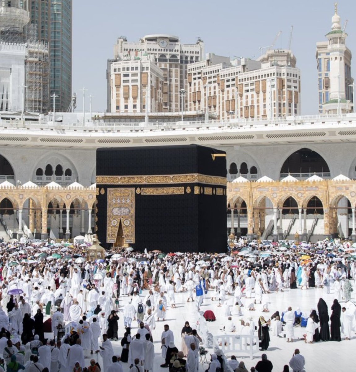omradusavoir's tweet photo. 🕋 Pourquoi la #Kiswah de la #Kaaba est-elle changée chaque année ?

Il faut savoir que la Kaaba est recouverte d’une Kiswah (ce drap noir orné d’or et d’argent) en raison de son immense importance pour les musulmans, étant la demeure sacrée d’Allah ´azawajal. Il convient donc d’embellir cet édifice de la plus belle des manières. 

Chaque année, la Kiswah est changée pour montrer le respect et la révérence des musulmans envers ce lieu saint. 

La Kiswah protège également la Kaaba des intempéries et de la poussière. 

Cette tradition (de recouvrir la Kaaba) remonte à l’époque du Prophète Ismâ’îl (paix sur lui) et a été perpétuée au temps du Messager d’Allah (paix sur lui) jusqu’à de nos jours.

📌 Lorsqu'elle est retirée, la Kiswah de la Kaaba est découpée en morceaux et distribuée comme souvenirs et cadeaux à des dignitaires, chefs d'État et institutions religieuses importantes. 

Certaines parties peuvent également être conservées pour des expositions ou des musées comme nous avons eu l’occasion de le voir lors de visites avec les pèlerins OmraDuSavoir.