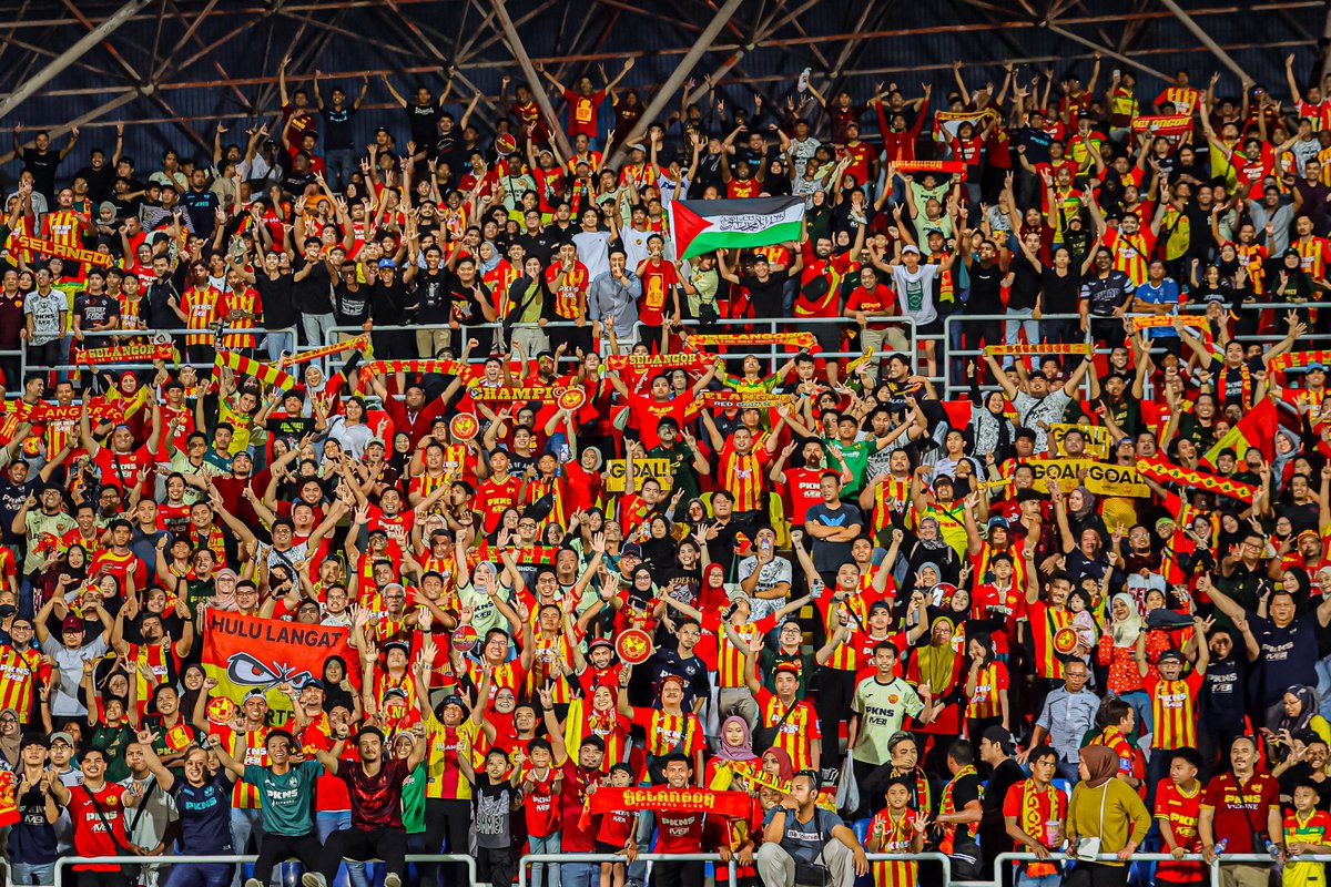selangorfc's tweet photo. “Inilah bola sepak. Setiap minit adanya elemen mendebarkan dan usaha keras mereka dalam padang dapat dirasakan. Bagi saya, pemain telah berikan seratus peratus usaha mereka untuk dapatkan kemenangan ini. Mereka bermain untuk para penyokong yang hadir memenuhi Stadium MBPJ semalam," kata Ketua Jurulatih, Nidzam Jamil. ❤️💛

📄 Klik pautan di bio kami sekarang untuk baca artikel penuh di laman rasmi kami https://t.co/FWKr8seStb.

#MerahKuning #LambangKebanggaan
#JusticeForFaisalHalim