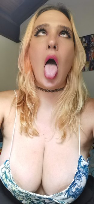 Which is hotter, my body or my face? https://t.co/zXOEEspik9