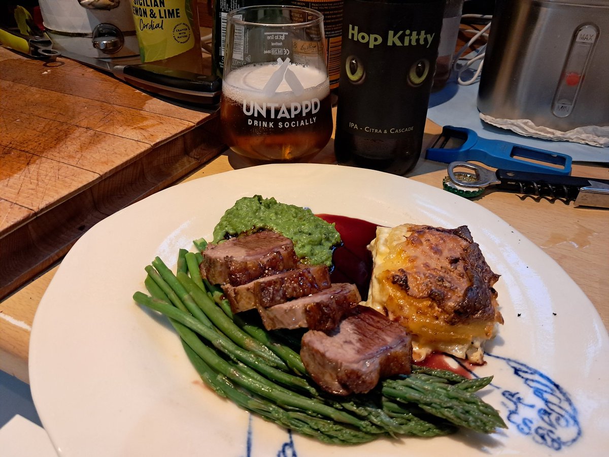Cornercotcook's tweet image. Cannon of Lamb with Dauphinoise potatoes, Crushed Peas and Asparagus in a Redcurrant sauce. Served with Hop Kitty from @xtbrew recipe and pairing notes on cornercottagekitchen.blogspot.com