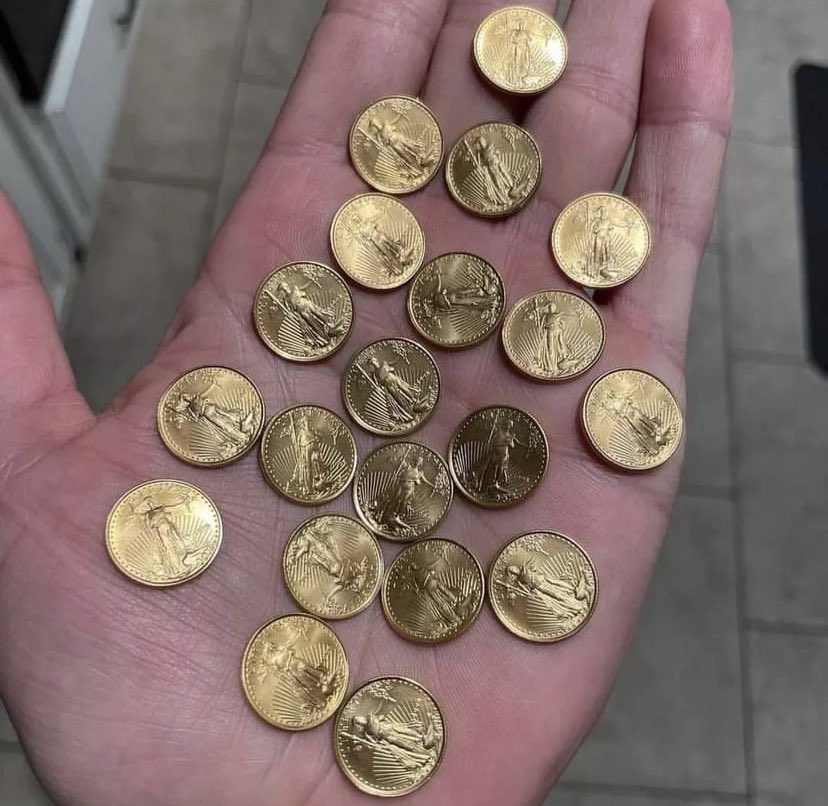 silverandgoldbu's tweet photo. Assorted date 1/110 Oz American Gold eagles 
$250 each plus shipping 
Bin or dm yo claim 
#silver #silverjewelry #silverforsale #coin #usasilver #europeansilver #coinforeveryone #coinbase #coincollecting #coinforsale #californiasilver #bara #numeristics https://t.co/j5lgyLcvLH