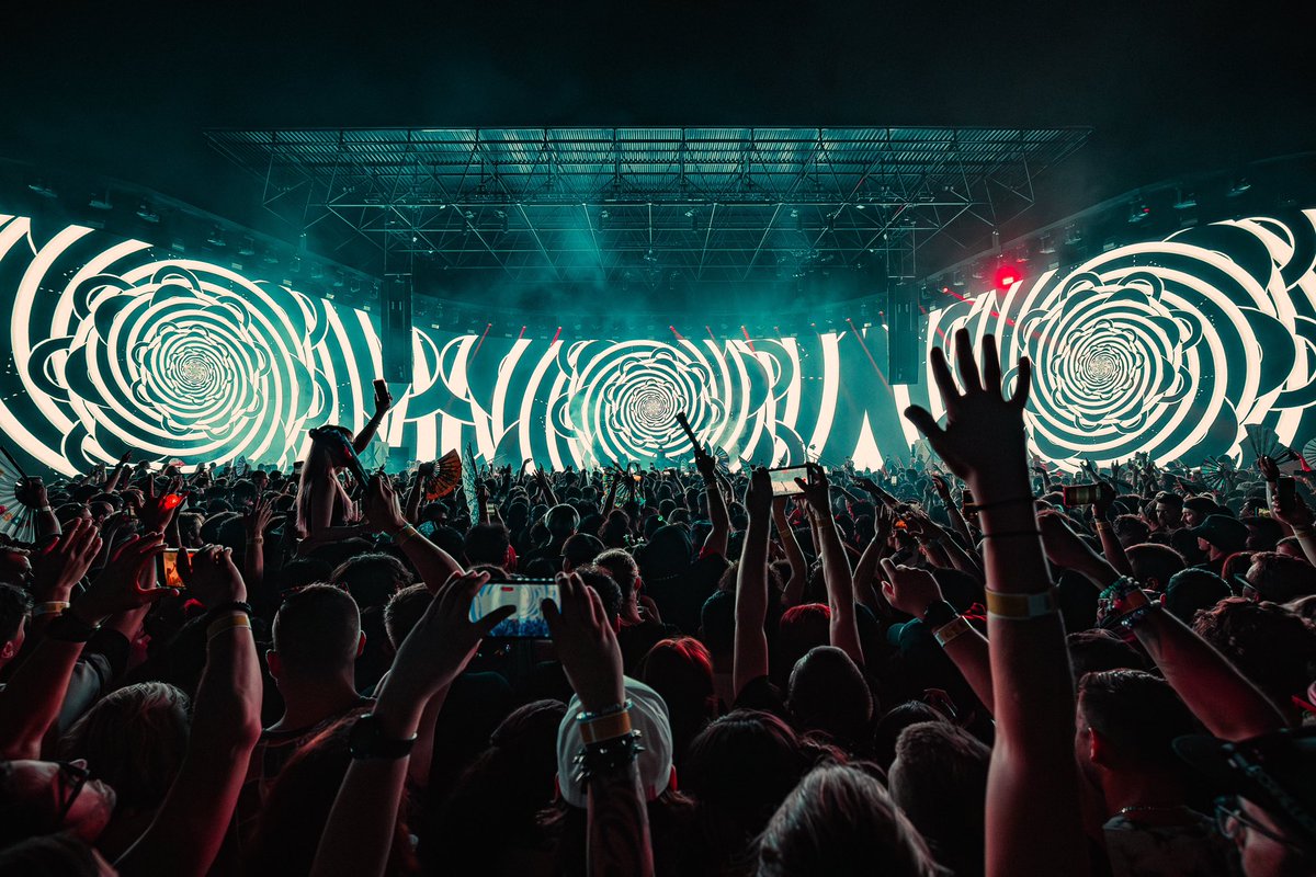 OfficialRezz's tweet photo. Lastnight at mirage 🔮🔮🔮🔮❤️thank u thank u https://t.co/oWYVwaAYln