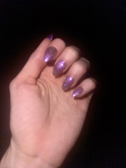 I&rsquo;m obsessed with this nail color https://t.co/re4smEY5S3