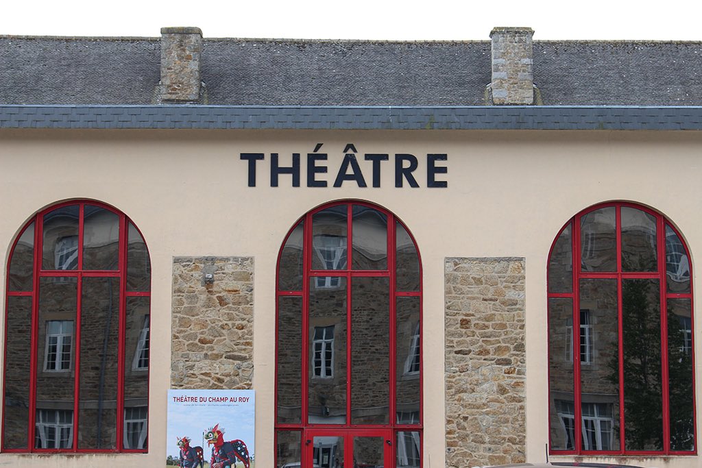 Emmanuel_Laot's tweet photo. Guingamp (22). Attribution de l'appellation  « Scène Conventionnée d'Intérêt National » (SCIN) avec mention « art et création » au Théâtre du Champ du Roy @Ville_Guingamp par @MinistereCC @IChardonnier 
L'attribution de cette appellation reconnaît la qualité du programme d'actions mis en œuvre par cette structure en matière de soutien aux artistes, pour la création, la diffusion de leurs œuvres et l'organisation de leur présence régulière sur le territoire. Elle souligne la qualité du projet artistique et culturel porté par cet équipement, centré sur les écritures contemporaines théâtrales.
Ce projet est particulièrement remarquable pour le soutien structurant apporté aux artistes régionaux et nationaux ainsi que pour l'adresse aux habitants à travers les nombreuses actions mises en œuvre au titre de l'engagement « 100 % EAC » de la Ville de Guingamp. Ces actions participent de l'ancrage territorial comme de l'inscription dans les priorités nationales en faveur de la création.
Liée au projet de sa directrice, Céline Larrière, cette appellation est attribuée pour une durée de quatre ans couvrant la période 2024-2027.
Le programme des Scènes Conventionnées d'Intérêt National (SCIN) joue un rôle essentiel pour l'accompagnement et la présence des artistes, la diffusion de leurs œuvres dans les réseaux nationaux. Il contribue ainsi à l'aménagement et à la diversité artistique et culturelle des territoires et participe pleinement à la politique de l'État en matière de soutien à la création artistique. https://t.co/nreFBKqIIv