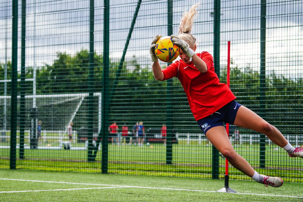 Bee_GK_2026's tweet photo. Training clean catches & dives 💪⚽️🧤🔥 Another day of hard work at @NorthumbriaUni #coachlane 🇬🇧 with @i2iSoccerAcad ❤️🇬🇧
@CampShutout @ChuckCoan @FCW_ECNL @KimGirlsSoccer @WisconsinSoccer @Women_Coaches @ImYouthSoccer @CitadelWSoccer @HawaiiWSoccer @VulcanSoccer https://t.co/ZDWjs4jdZo