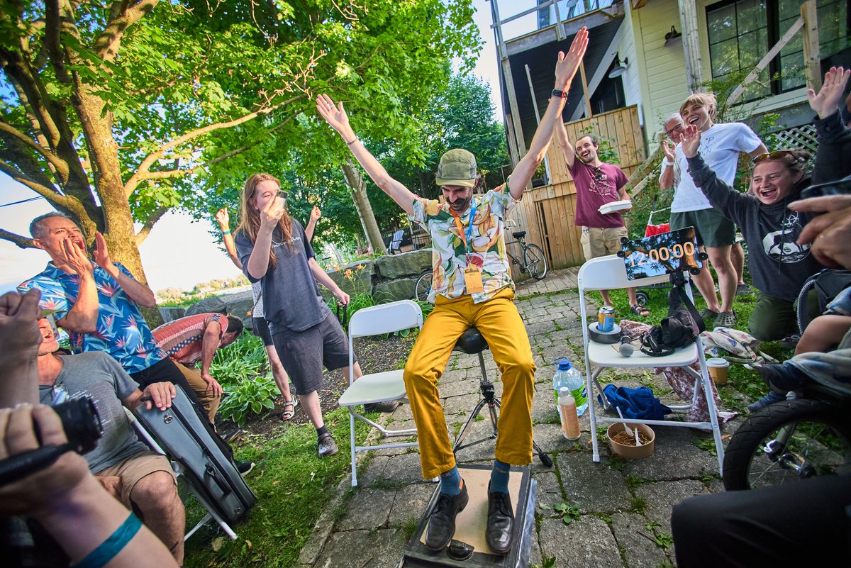 Record du monde de podorythmie!

C’est entouré d’un gang incroyable le 30 juin dernier que j’ai tapé des pieds pendant 12 heures pour le Tapeuxthon au festival Chant de vielles Saint-Antoine-sur-Richelieux.