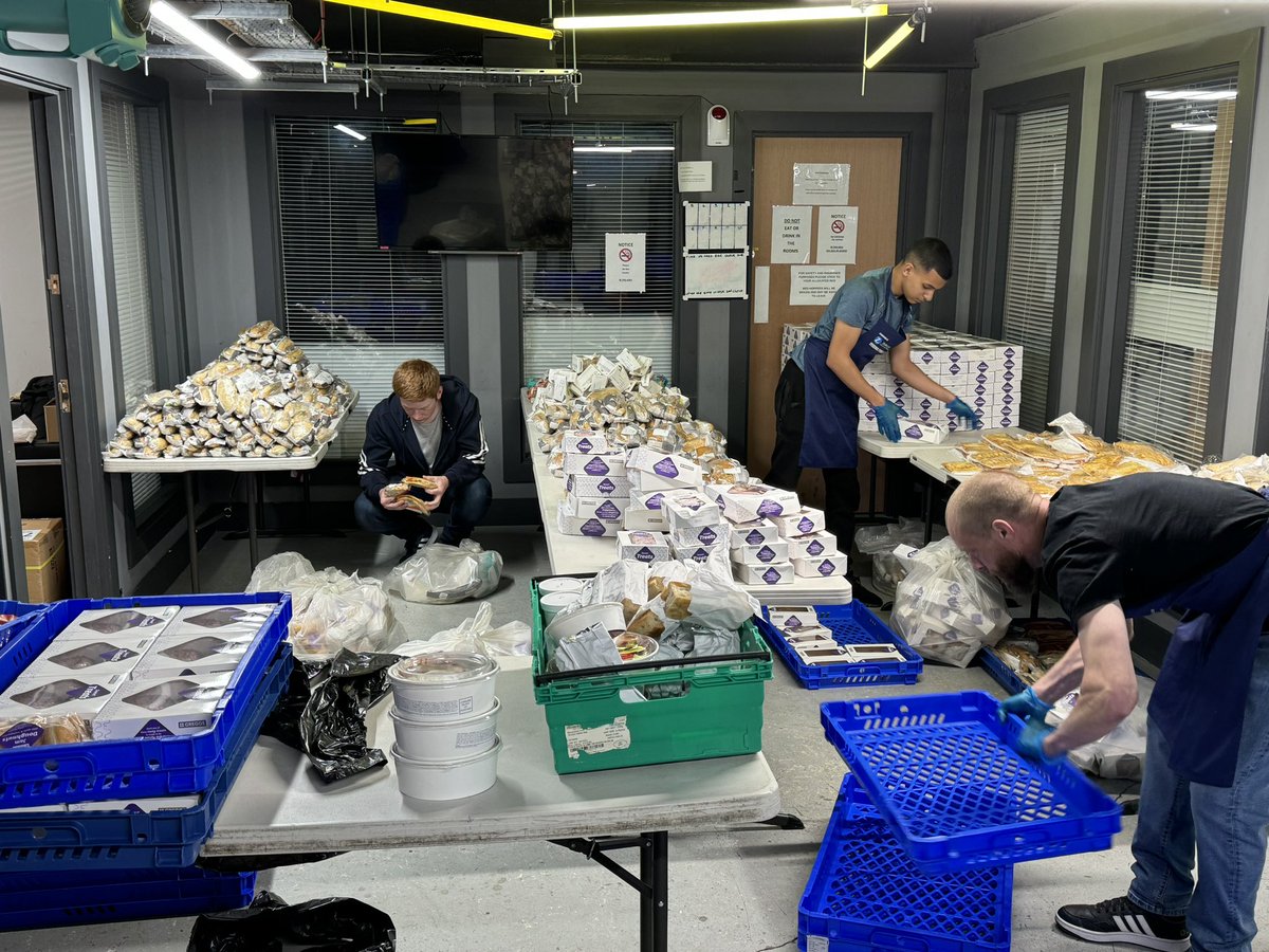 hp_scotland's tweet photo. Our Glassford street welfare centre works hard to feed the homeless &amp; hungry across Scotland 🏴󠁧󠁢󠁳󠁣󠁴󠁿 we have people comeing from all different areas to get hot food sandwiches etc. Amazing volunteers #volunteers #welfare #HomelessProjectScotland https://t.co/z0F8tlWhan
