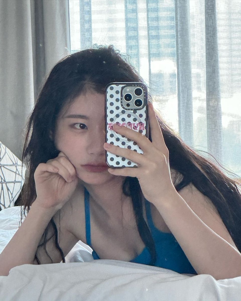 chaeryeeonge's tweet photo. 𓉳 ︵ ⊹ 𝐶𝘩𝑒𝑐𝑘 𝑡𝑜 𝑦𝑜𝑢𝑟 𝑚𝑎𝑖𝑙𝑏𝑜𝑥! sent, address to the pool. Check it before it start to brief your day happiness stuffs. A milady's ready with my photos on the bed. Beneath de facto of love petals sunshine, good morning kisses. https://t.co/Ih1CXkPNKP