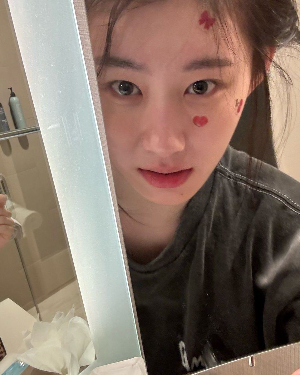 chaeryeeonge's tweet photo. 𓆩♡𓆪⠀𖫲⠀❛  ℙ𝕚𝕟𝕜𝕚𝕤𝕙—𝕣𝕖𝕕. Oh, to the miraculously heaven goddess. In the mirror, who's ready to take the selca and started the day letters by the cutest alive. Warmth and cherries on top. ꕮ⠀₊⠀⟡⠀⠀ https://t.co/FyckHIkgim