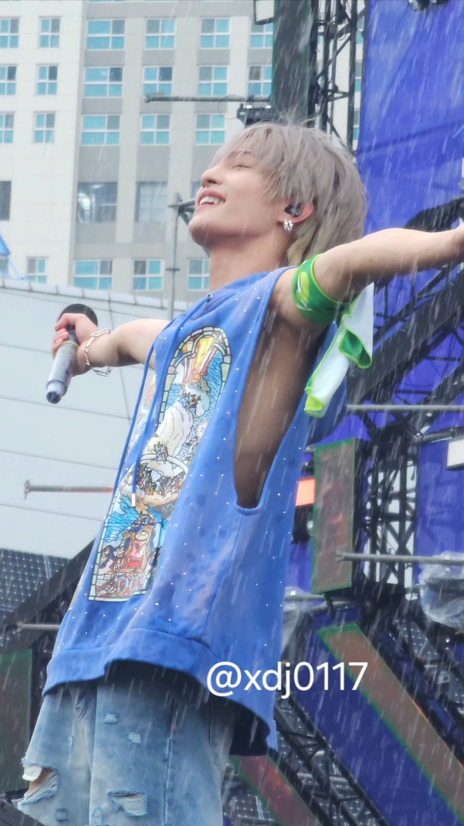archiveyangyang's tweet photo. i am still not over waterbomb yangyang  https://t.co/yh2FISs9Cm