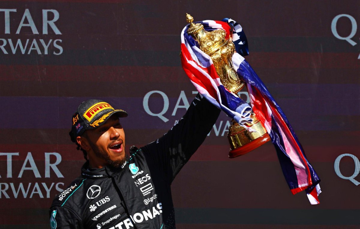 TearOffFR's tweet image. 📊 Avec sa victoire aujourd'hui à Silverstone, Lewis Hamilton a battu des nouveaux records en Formule 1 :

• Aucun pilote n'avait gagné un Grand Prix après avoir pris le départ de 300 courses et + en F1

• Aucun pilote n'avait gagné 9x sur le même circuit

• Aucun pilote…