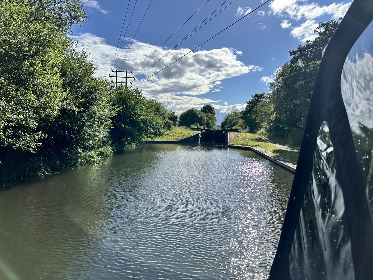 widebeamandwel1's tweet photo. From one extreme to the other: torrential rain while cruising, but beautiful sunshine once moored! Boat life! π§οΈβοΈ #BoatLife #WeatherSwitch #Adventure #thamesbound https://t.co/AV3HAfRPeH