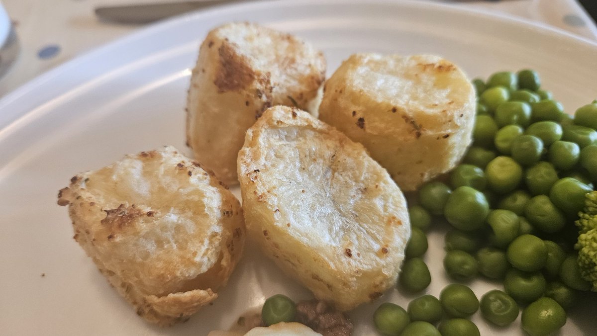 Roasties with <a href="/WimboldsleyCPS/">Wimboldsley Primary School</a> potatoes 😁🥔. 
<a href="/MissCfromHC/">Team Horse Chestnut</a> <a href="/TeamHazel2020/">TeamHazel</a>