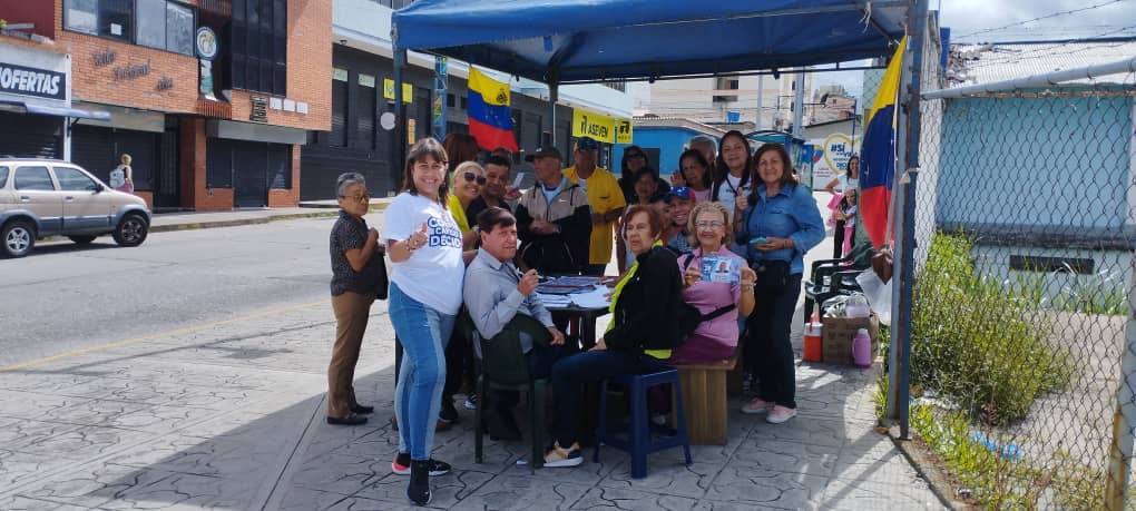 PartidoADMerida's tweet photo. Nuestra CDN @AnyelaDuarte7 desde el municipio Libertador, parroquia el Sagrario, participando en Un voto por Venezuela en los puntos de los Centros  Coromoto y Gabriel Picón González https://t.co/3Q3y0CL3j0
