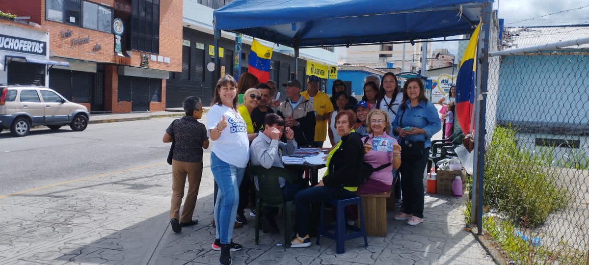 PartidoADMerida's tweet photo. Nuestra CDN @AnyelaDuarte7 desde el municipio Libertador, parroquia el Sagrario, participando en Un voto por Venezuela en los puntos de los Centros  Coromoto y Gabriel Picón González https://t.co/3Q3y0CL3j0