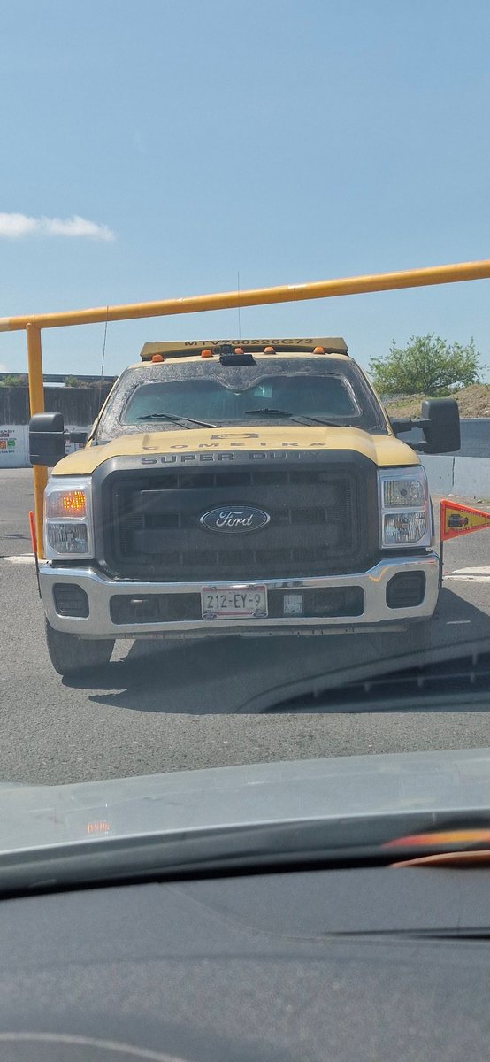 TransMedina's tweet photo. @SomosCometra poca cortesía de esta unidad y no cede el paso y todavía no quiere moverse prefiere estorbar https://t.co/CuD3wbacNv