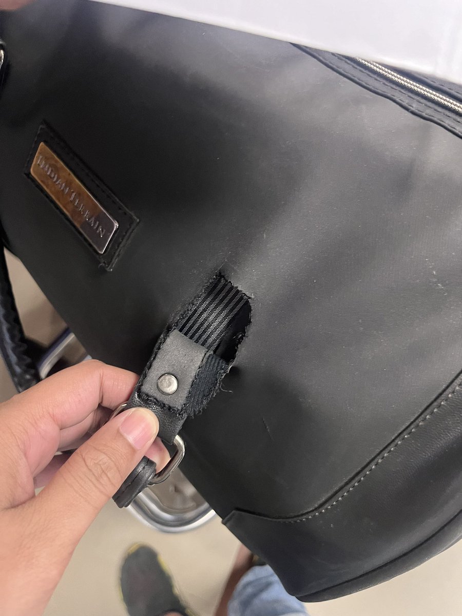 biharica's tweet photo. @airvistara Flight UK 715 from Delhi to Patna, was expecting that our luggage will be handled properly however we have received our luggage like this. Is this service quality we deserve? https://t.co/snhNWbFR7t