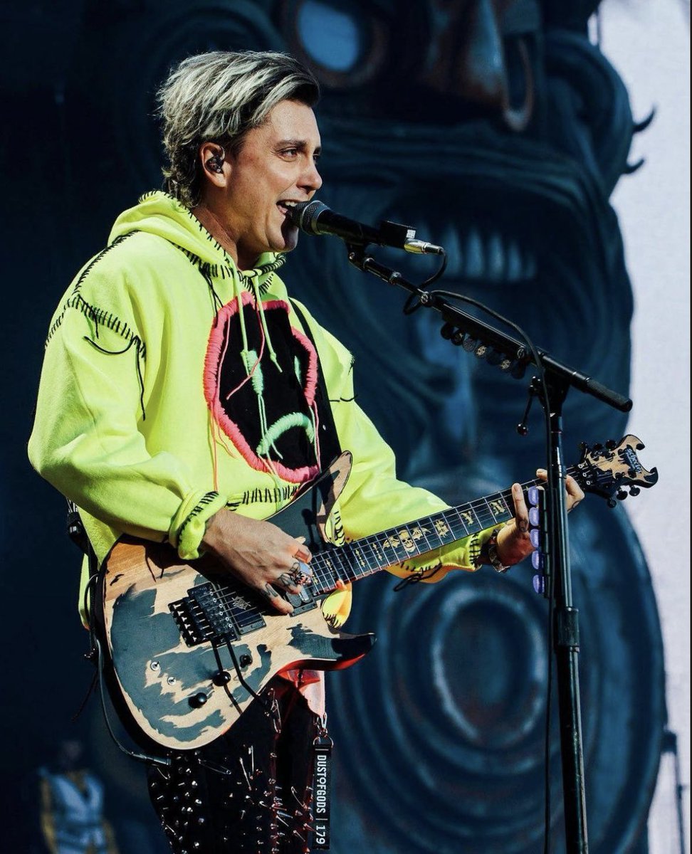 SYNNERofficial's tweet photo. Happy birthday to our fearless leader, who, in his spare time, is also a senator AND plays for a little known band called @TheOfficialA7X 😝

Happy birthday, @SynysterGates 🎂🎉🥂
#WeLoveYou 🫶

📸: @KerrangMagazine https://t.co/VoDrtaZEeW