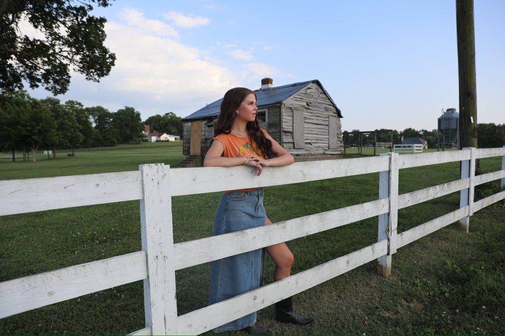 callistaclark's tweet photo. loving my new Windsor denim skirt <3
#cldstyle #windsorstore #styled #ericclapton #farm #outdoors #boots #summerfashion https://t.co/WluPrpcO50