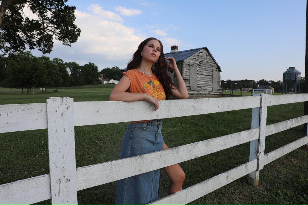callistaclark's tweet photo. loving my new Windsor denim skirt <3
#cldstyle #windsorstore #styled #ericclapton #farm #outdoors #boots #summerfashion https://t.co/WluPrpcO50