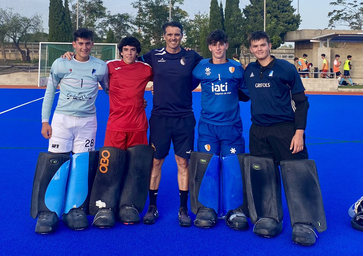 pontelasguardas's tweet photo. Intensa semana de trabajo con los porteros y porteras de categorías S14 y S16. Primeros pasos en su camino hacia el alto rendimiento, participando en el Plan Nacional de Tecnificación Deportiva de la @rfe_hockey 
Seguimos 💪🏻💪🏻 https://t.co/PjpKas4axH