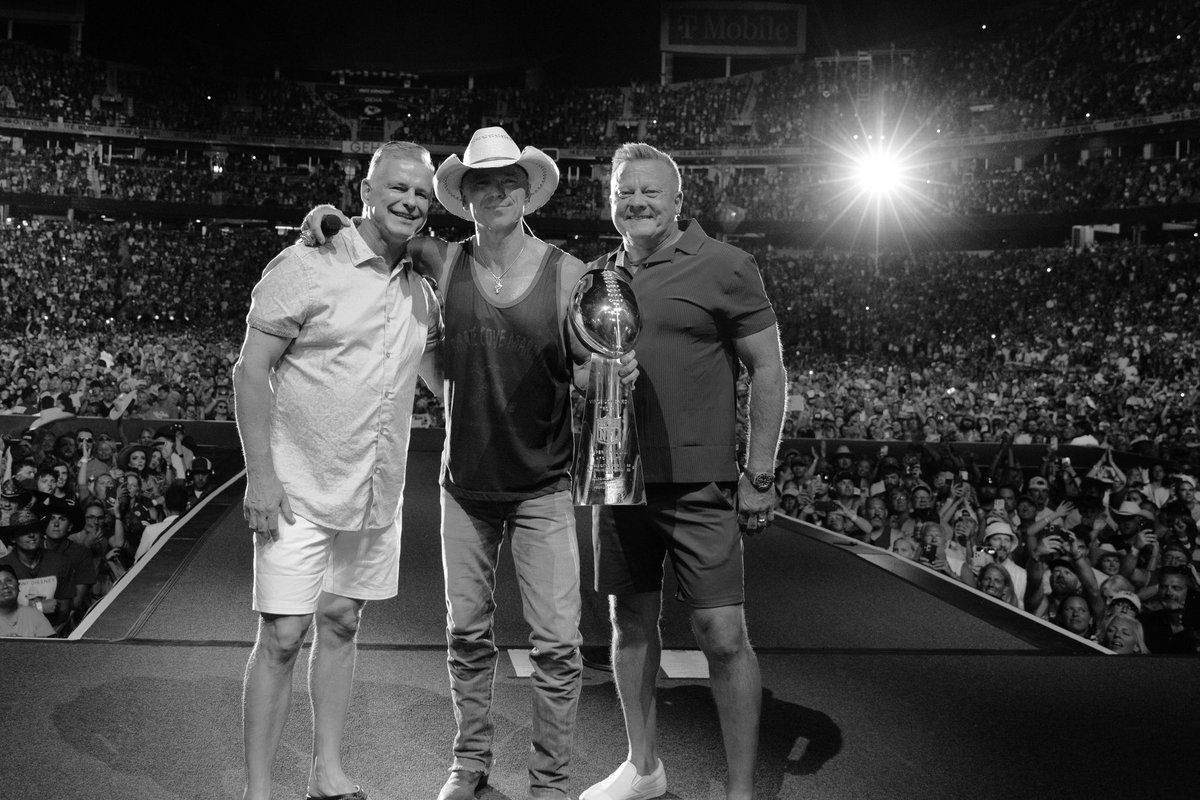 kennychesney's tweet photo. Last night KC was in KC and it was all that it’s ever been and more. Thank you, Kansas City, for one very loud night of our summer. A special thanks to the Kansas City @Chiefs organization and everyone at @GEHAField at Arrowhead Stadium for having us back for an 8th time. #SunGoesDownTour