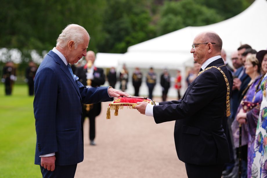 crownchronicles's tweet photo. π΄σ §σ ’σ ³σ £σ ΄σ Ώ This week saw Members of the Royal Family carry out engagements in Scotland for #RoyalWeek, including:
π The Ceremony of the Keys
βͺ Thistle Service
π Reception to celebrate Scottish Literacy
π A celebration for the 900th anniversary of the City of Edinburgh. https://t.co/w4lxA5s7Jq