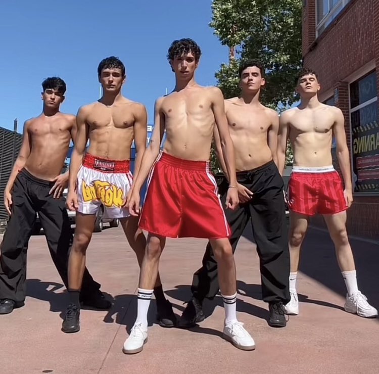 nosoytubratz's tweet photo. salieron de ot con un euro, un sueño y cuatro bailarines para revolucionar el panorama musical a nivel performático https://t.co/ottN00gbSH