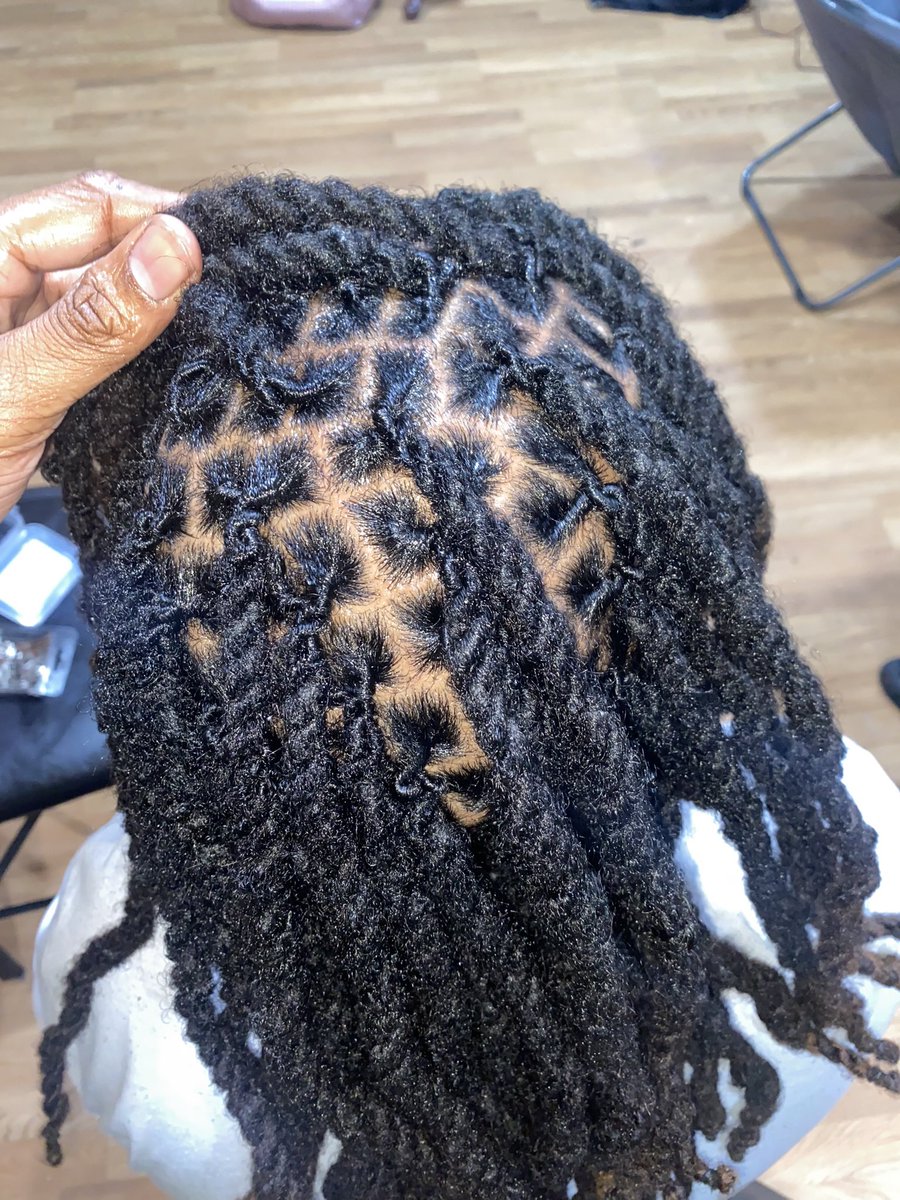 CoryReddL's tweet image. He has like 30” locs 🤧 never gets anything but a two strand lol 🥴 #locd