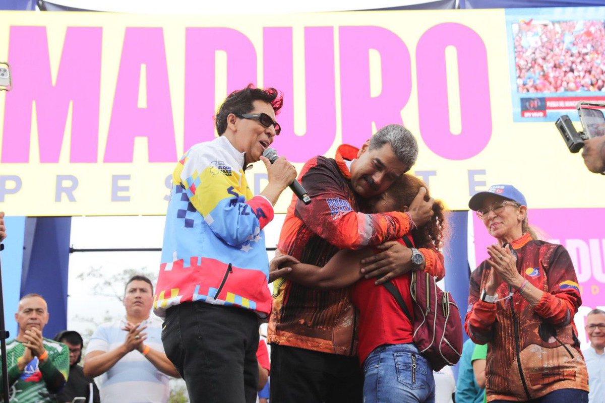 Sigamos desplegados en apoyo al candidato de la patria <a href="/NicolasMaduro/">Nicolás Maduro</a>. Que buena energia se siento ayer desde San José en la Parroquia Unión. Un encuentro amoroso que nos une en un lucha común: VENEZUELA. Nosotros Venceremos!!! <a href="/PartidoPSUV/">PSUV</a>