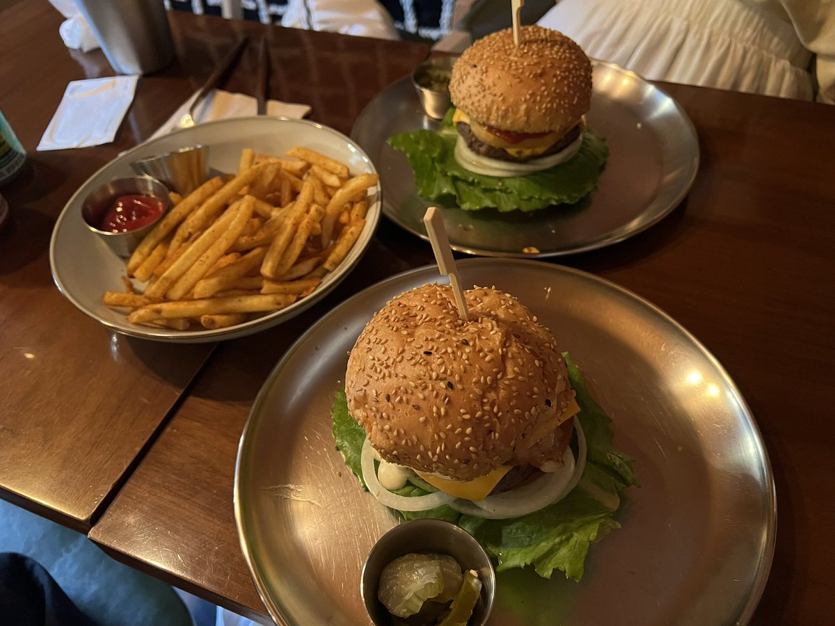 tree_pm7's tweet photo. 오랜만에 친구랑 데이트🍔☕️ https://t.co/VZVEyjqmQx