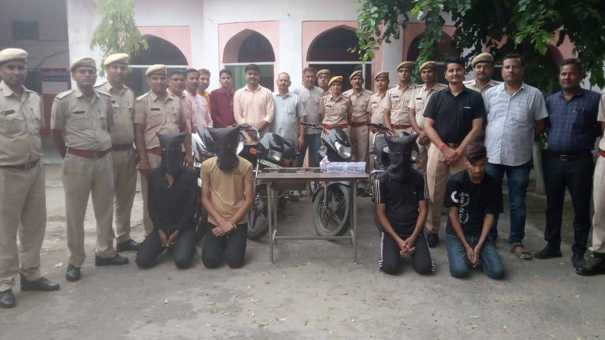 ETVBharatRJ's tweet image. हथियार के दम पर लोगों से लूटपाट करने वाली गैंग के 4 सदस्य गिरफ्तार, हथियारों के साथ लूट का माल बरामद 
etvbharat.com/hi/!state/4-ac… 
#LootGang #GunPoint #CrimeFiction