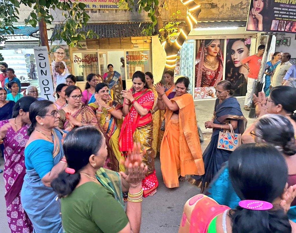 AdarshSindhu's tweet photo. Participated in Sri Jagannatha Ratha Yatra frm Ramalayam in MIG today.
#bharathinagar #111division https://t.co/QtsSTnrWRl