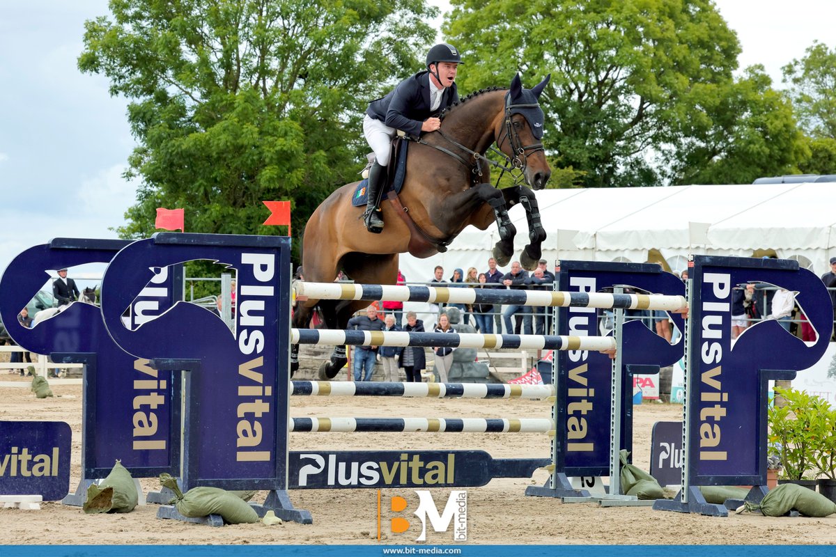 Michael Pender came out on top in a thrilling 14 horse jump off with Marion Hughes' HHS Calais in this afternoon's leg of the @plusvital Premier Grand Prix Series at #MaryvilleStables in Co. Cork. Result: sjilive.ie/results/122226…