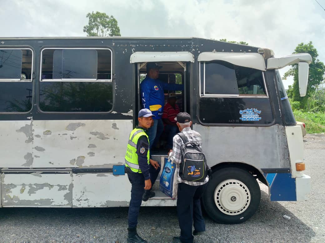 ORRioChico1's tweet photo. #MovilidadSegura| En varios #PAC del eje Barlovento, el #INTT Higuerote y la @PNBVzla orientan al cumplimiento de las Resoluciones Conjuntas 0199-089, en las que se resaltan las habilitaciones para la movilidad de usuarios hacia destinos autorizados. 
 
#VenezuelaSoberanaYPlena https://t.co/IT7rFjPuQV