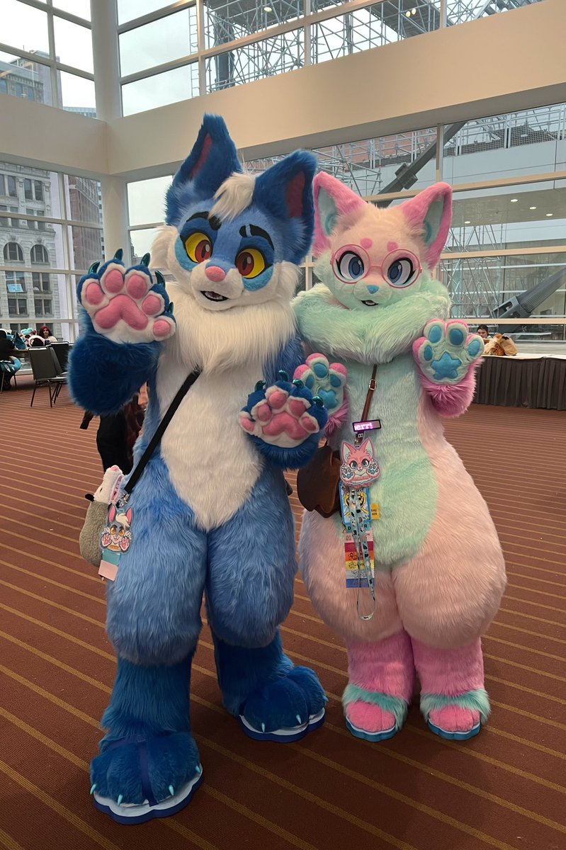 werericwolf's tweet image. Been having an amazing time at Anthrocon! Thank you to everyone who came to the panel and stopped by my table in the Dealer’s Den! 💙 #AC2024 #Anthrocon 

With @StarberryDream 
📸 @JasperTheCalico