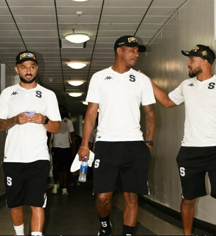 PriFallas8's tweet photo. Que apestosos los jugadores llegando con la gorra de campeones, los amo😂💜 https://t.co/e1JNUQVJ7l