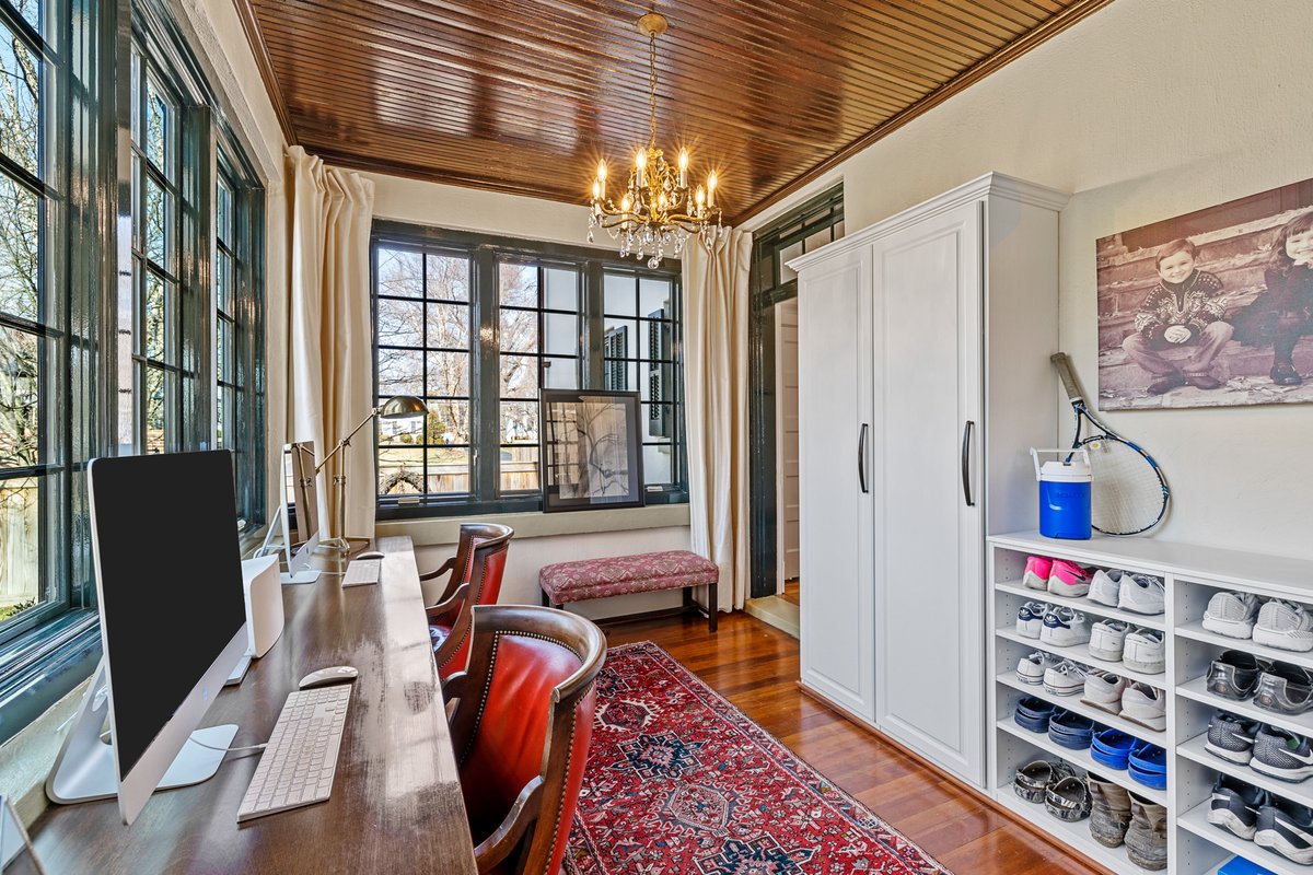 StLouisClosetCo's tweet photo. Transform your space into the ultimate work haven or practical mudroom with the help of our Custom Closet Experts! Share your vision and let us bring it to life. Let's get started on creating your perfect space! #CustomClosetExperts #DreamHomeOffice #PracticalMudroom https://t.co/gfKkde1WQ0