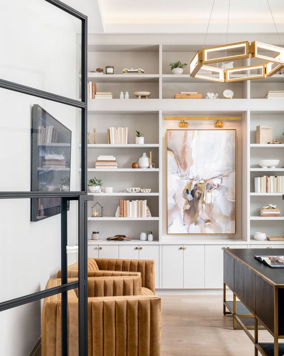 Office goals! @jennymartindesign nailed it with this warm and inviting space. Those brown chairs tie everything together perfectly! 🤎✨⁠
⁠
Thank you for the inspiration!⁠
Design: @jennymartindesign⁠
⁠