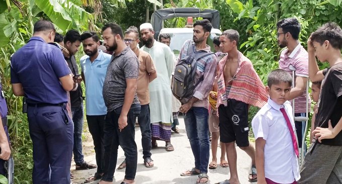 ছিনতাইকারীরা প্রকাশ্য দিবালোকে বিকাশকর্মীকে কুপিয়ে ১৮ লাখ টাকা ছিনতাই