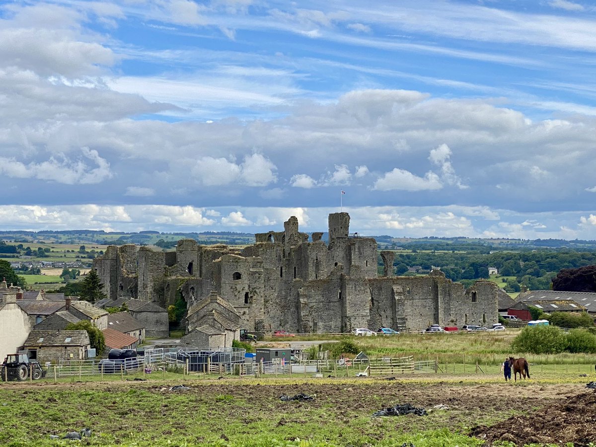 MshellW's tweet photo. Today has added a new set of happy memories to my Middleham collection. It has long been my favourite castle, and this weekend has given me a heart full of new reasons why. โค๏ธ๐ฐ๐
#Middlehamcastle https://t.co/TujYZ6B9nj