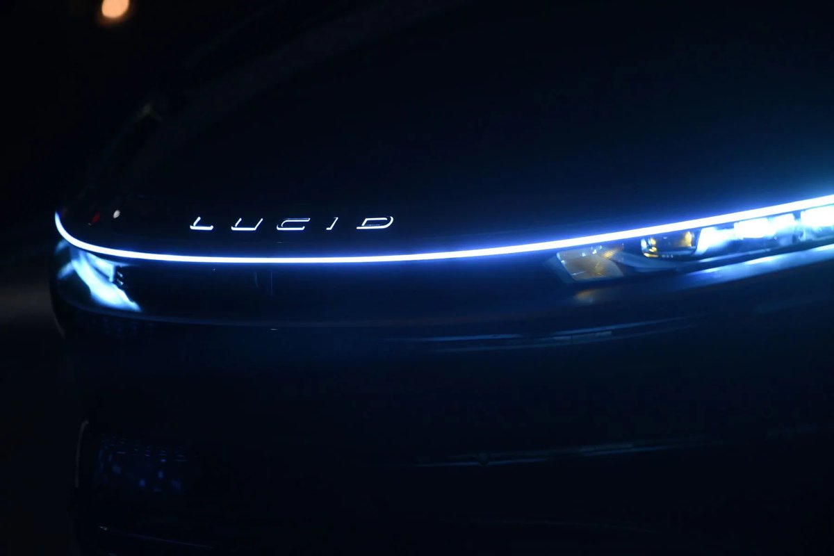 doll_debbie's tweet image. My Lucid story 🧵 Saw a pic of the corner of a headlight from a friend at the gym in early 2019. I asked excitedly what the heck is that, he replied with “you must be a car person!” I said heck yes I am, now tell me everything. 1/10