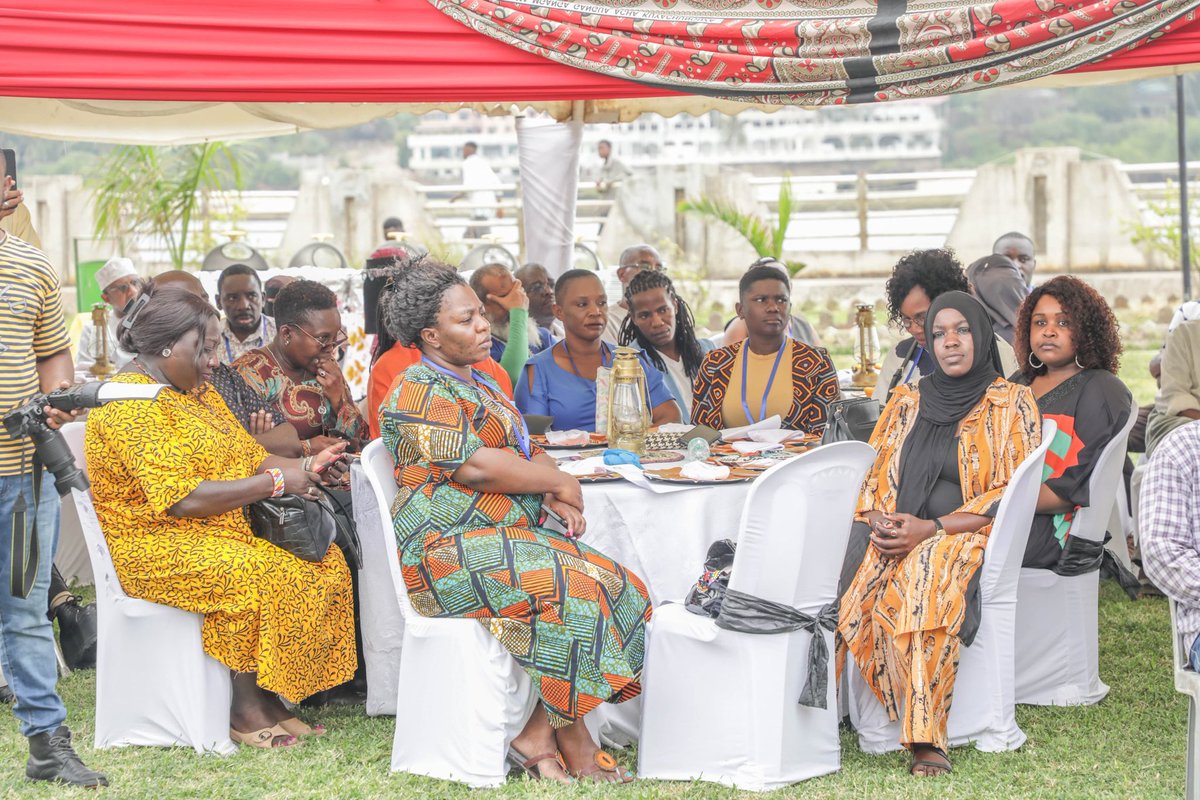 MiGECAH's tweet photo. Waliohudhuria ni Spika wa Jumuiya ya Afrika Mashariki, Bw. Joseph Ntakirutimana,Waziri wa Masuala ya Jumuiya ya Afrika Mashariki, Jamhuri ya Uganda,Bw. James Magode Ikuya, Katibu mkuu idara ya Utamaduni,Sanaa na turathi Bi Ummi Bashir na wawakilishi kutoka mataifa jirani.
3/3 https://t.co/3ZWE6tstNm