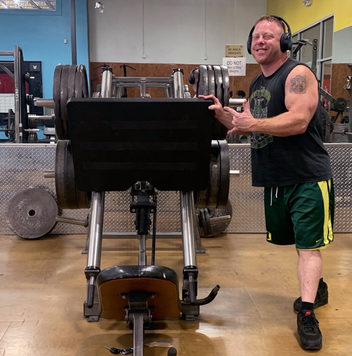 MetalliDuck24's tweet image. FUCKING CAVEMAN!!!!

#1050lbs
#8Reps
#SASQUATCH