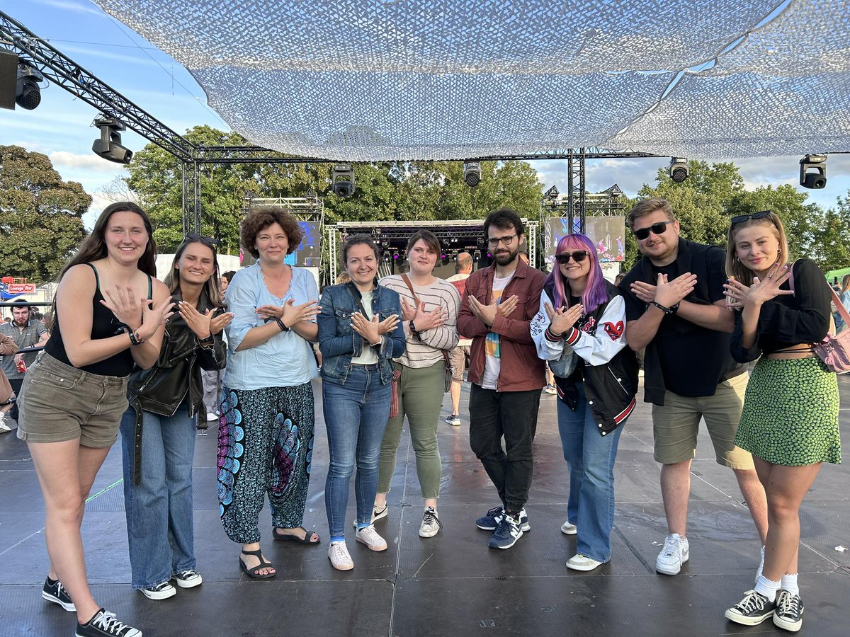 Pozdrowienia z Festiwalu Clin d'Oeil! 🎉🇫🇷 Artyści migowi z całego świata łączą się! 🎭🕺 Cieszymy się, że możemy być częścią tego wydarzenia! 👋✨ Ekipa STPJM 💙 #FestivalClinDOeil #SztukaMigowa