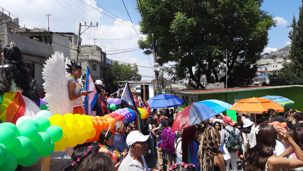 PresentesLatam's tweet photo. 🏳️‍🌈🏳️‍⚧️🇲🇽 #Ahora Estamos en la 4ta Marcha LGBT+ de Cuautepec, un barrio periférico ubicado al extremo norte de la CDMX.

Así van llegando activistas, artistas, familias, y todas las personas de la diversidad que hoy festejan el orgullo y también exigen derechos y una vida libre.

🧵 Seguí nuestra cobertura 
@ginxglez  @ElianneIslas @MilenaPafundi
